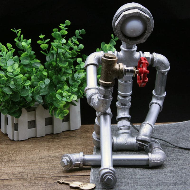 IRONMANIA - Industrieel nachtlampje in de vorm van een ijzeren pijpman