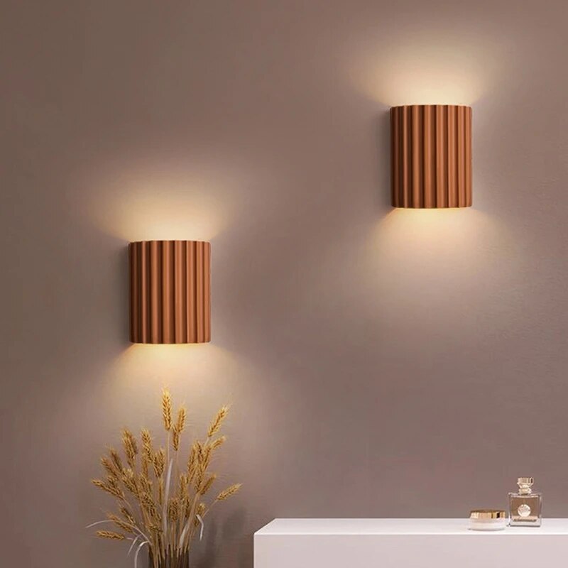 Moderne wandlamp van hars met artistiek design – SOLVARA LightForm - Glamorix
