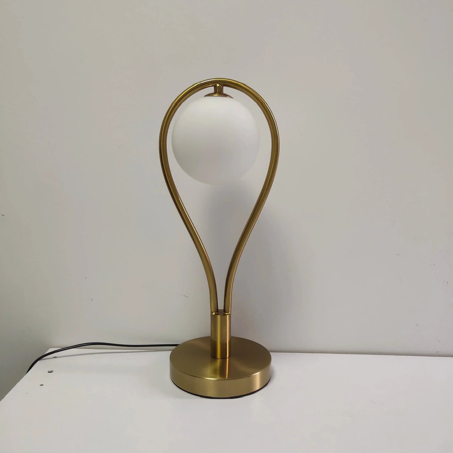 FROSTGLOW - Nachtlamp van mat glas met gouden accenten