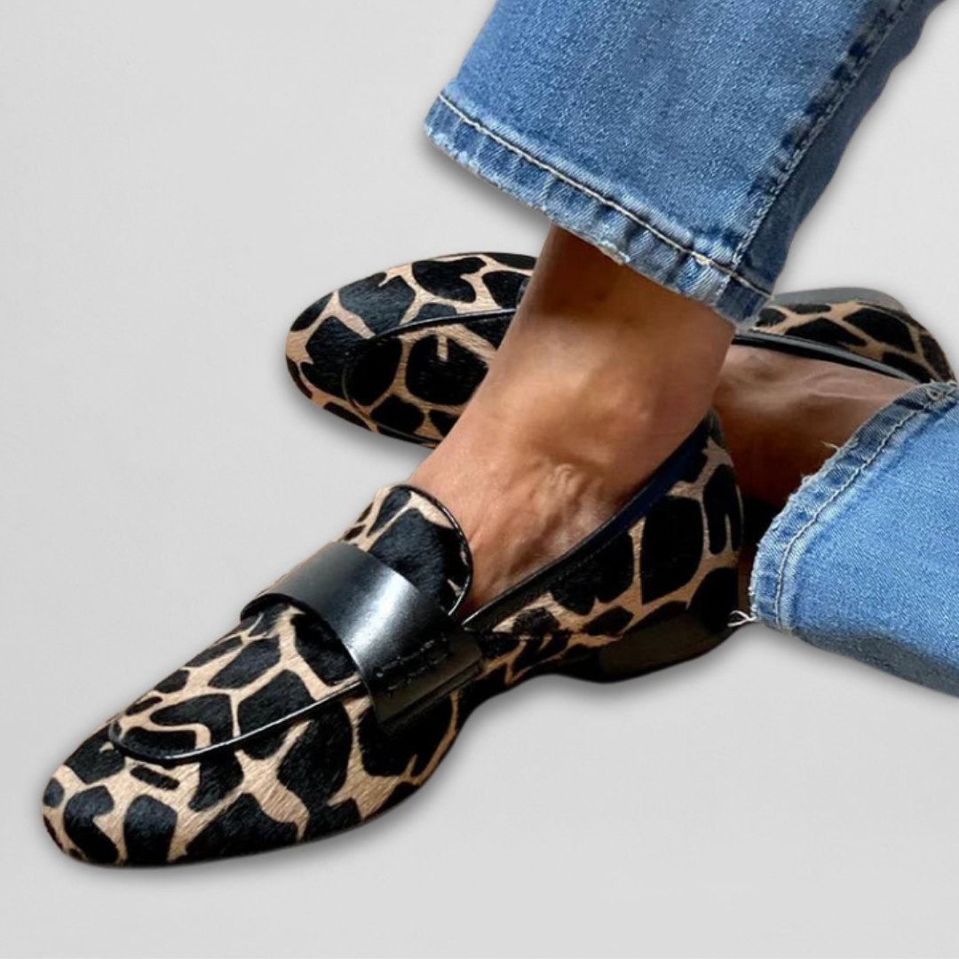Dames loafers met grafisch reliëf en banddetail – IVELIA - Glamorix
