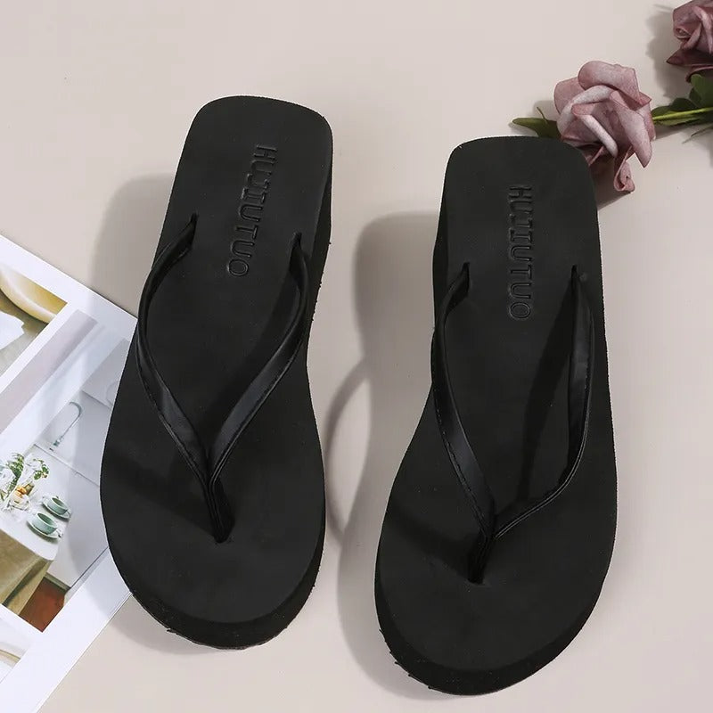 Dames teenslippers met sleehak en minimalistische band – ALVARA LIFT - Glamorix