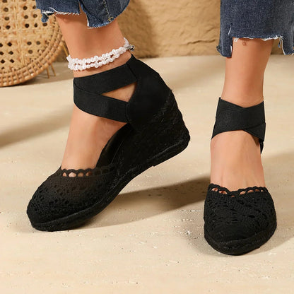 Modieuze sleehak sandalen met gehaakt detail en elastische enkelband – RHÉNA - Glamorix