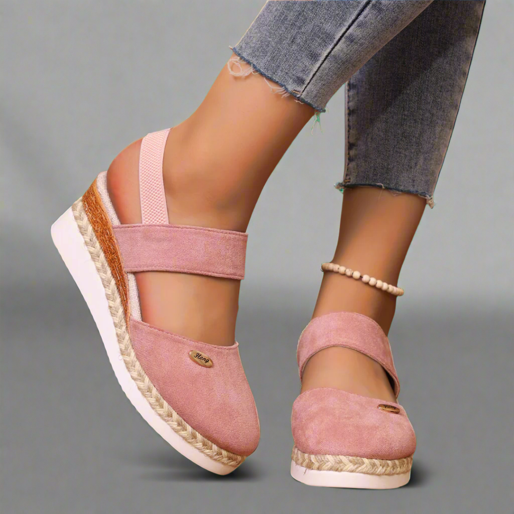 Comfortabele sleehak sandalen met brede band en open teen – ALIA RISE - Glamorix