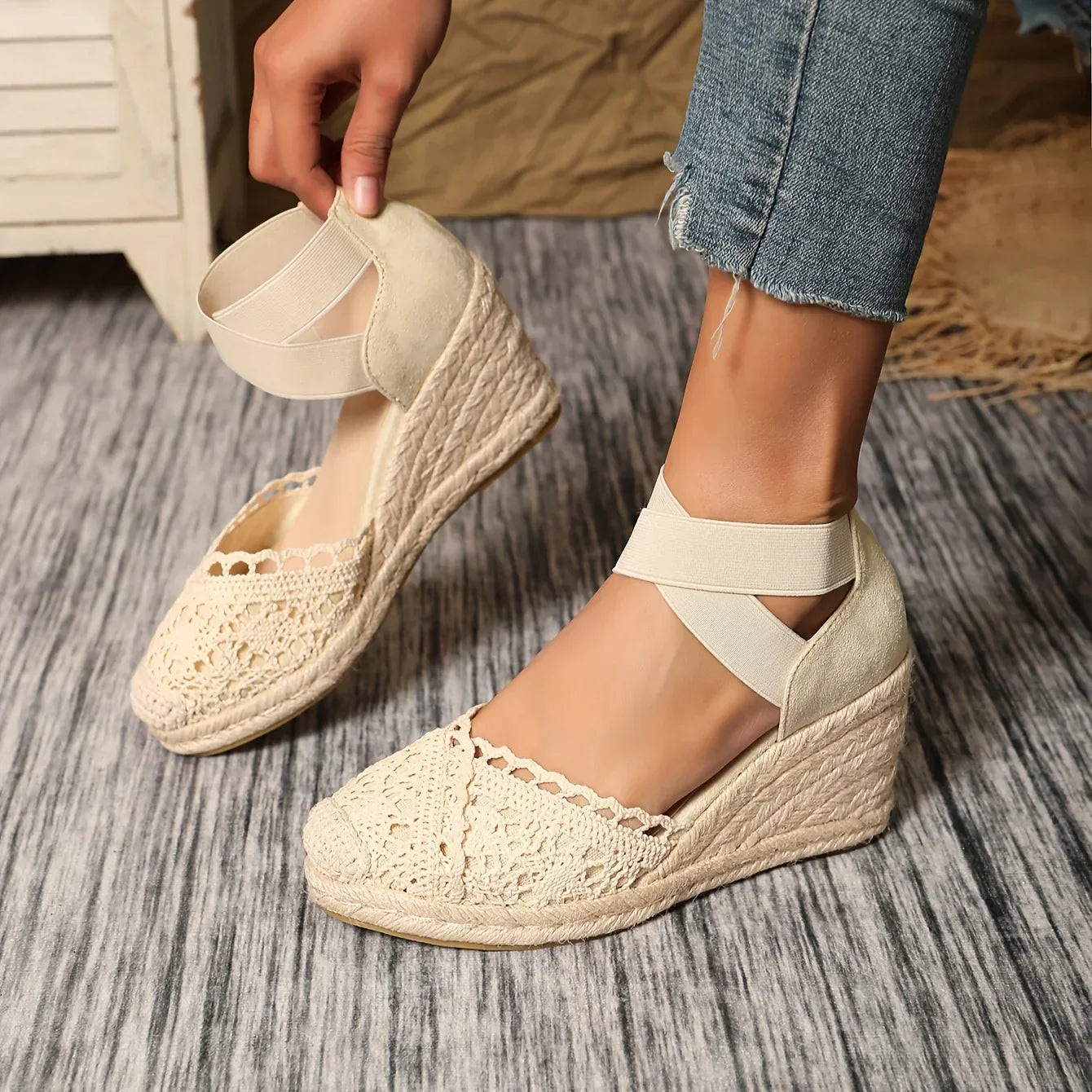 Modieuze sleehak sandalen met gehaakt detail en elastische enkelband – RHÉNA - Glamorix