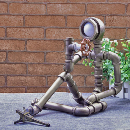 IRONMANIA - Industrieel nachtlampje in de vorm van een ijzeren pijpman