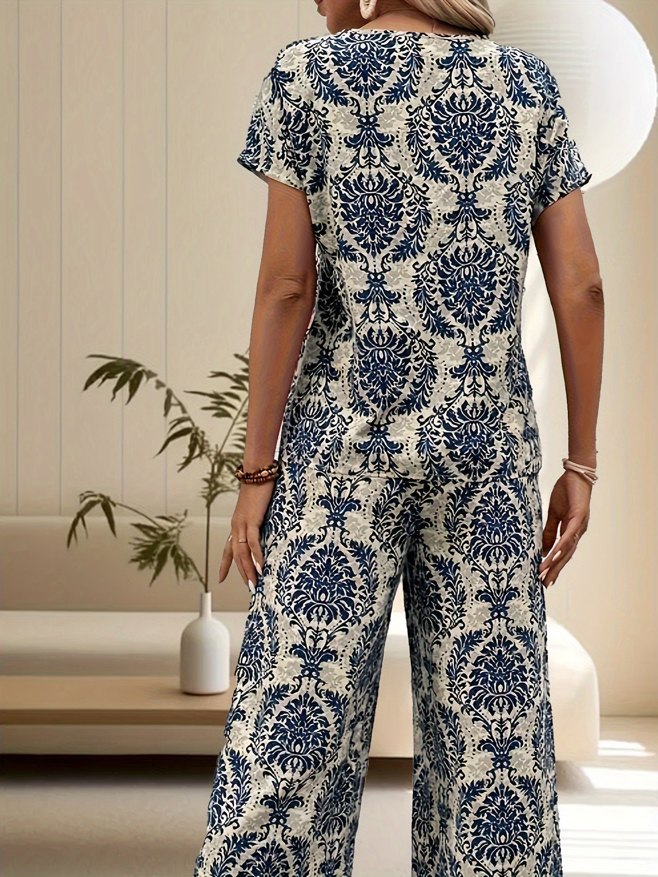 Aithne | Dames Retro Print V-Hals T-shirt & Broek Wijde Pijpen Set - Casual Stijlvol Outfit - Glamorix