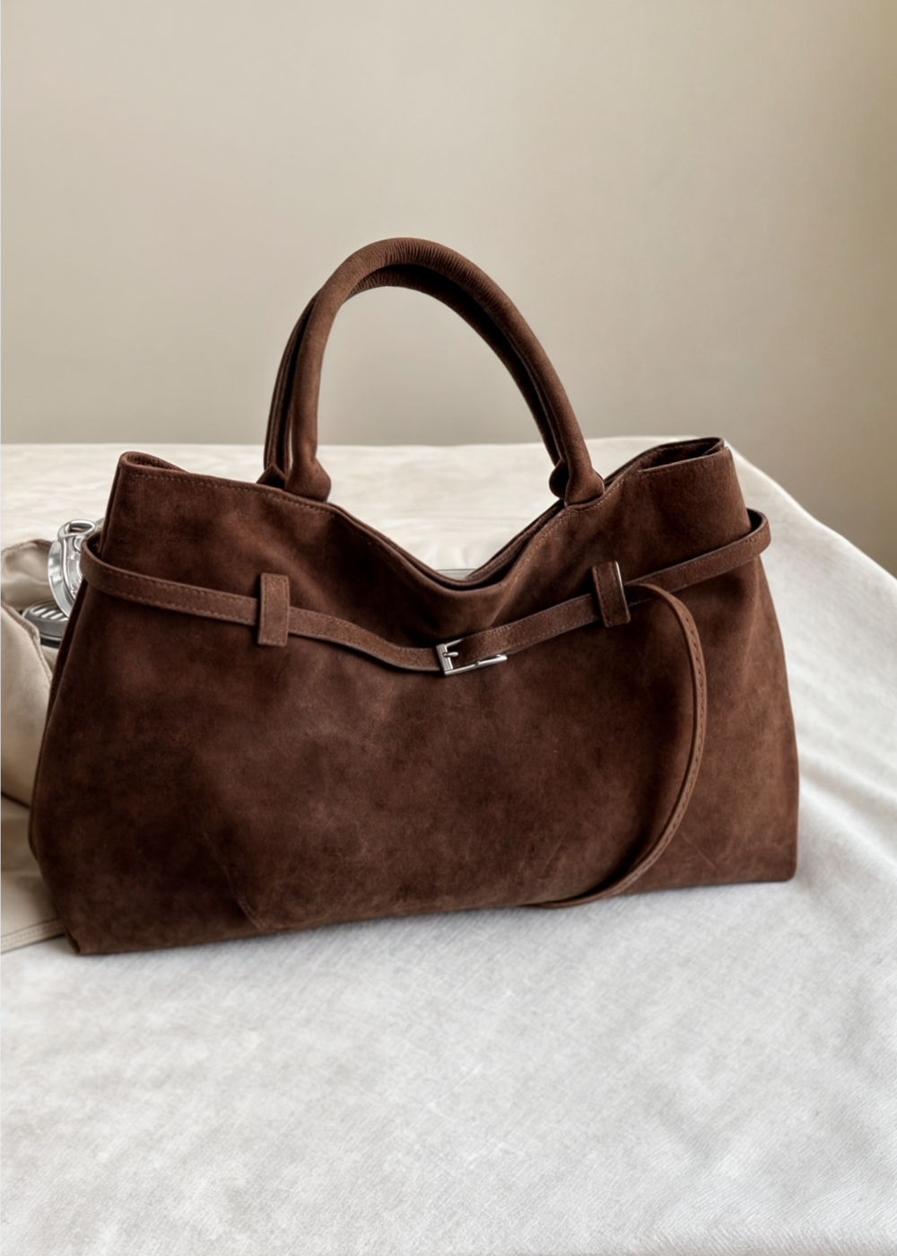 Luxe suède shopper met tijdloze elegantie – BYREL