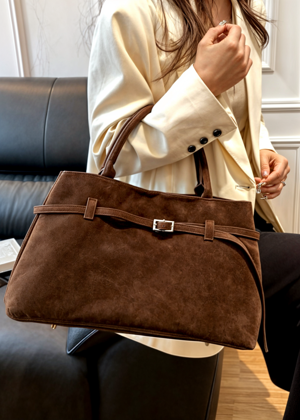 Luxe suède shopper met tijdloze elegantie – BYREL