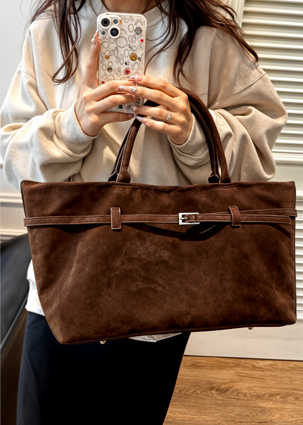 Luxe suède shopper met tijdloze elegantie – BYREL