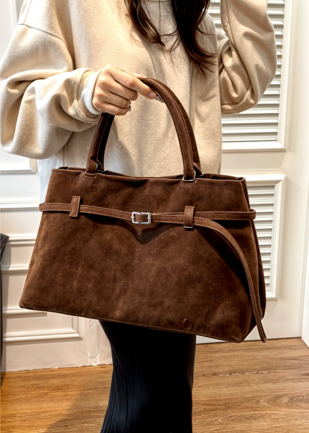 Luxe suède shopper met tijdloze elegantie – BYREL