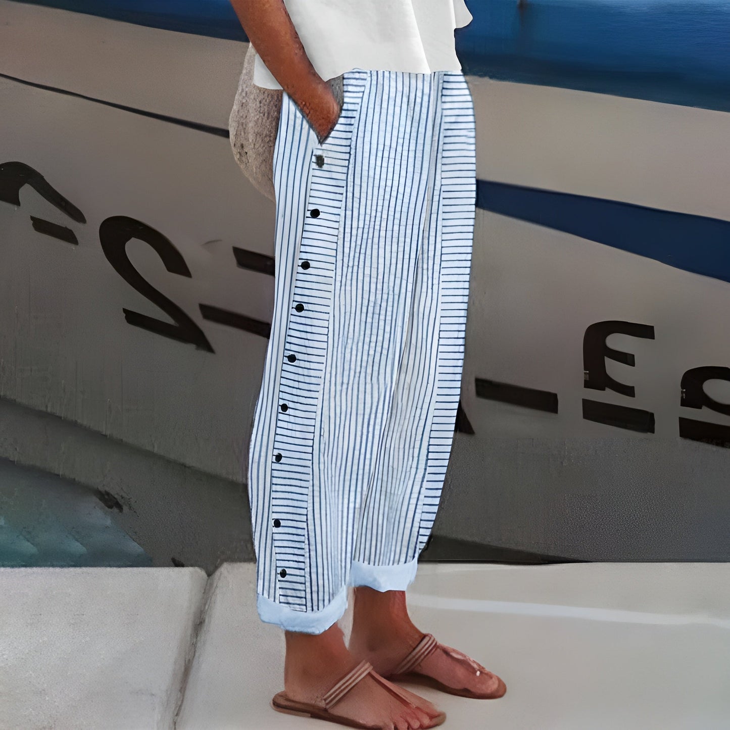 Losvallende damesbroek met hoge taille en zijknoopsluiting – LIVANA FLOW - Glamorix