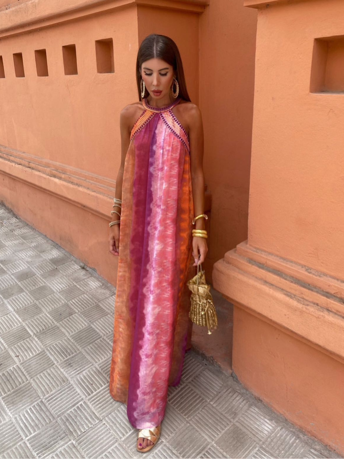 Maxi damesjurk met halternek en vloeiend silhouet – MELARA - Glamorix