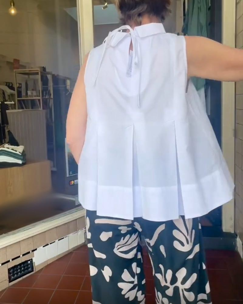 Mouwloze dames top met opstaande kraag en plooidetail – LIVIA HALO - Glamorix