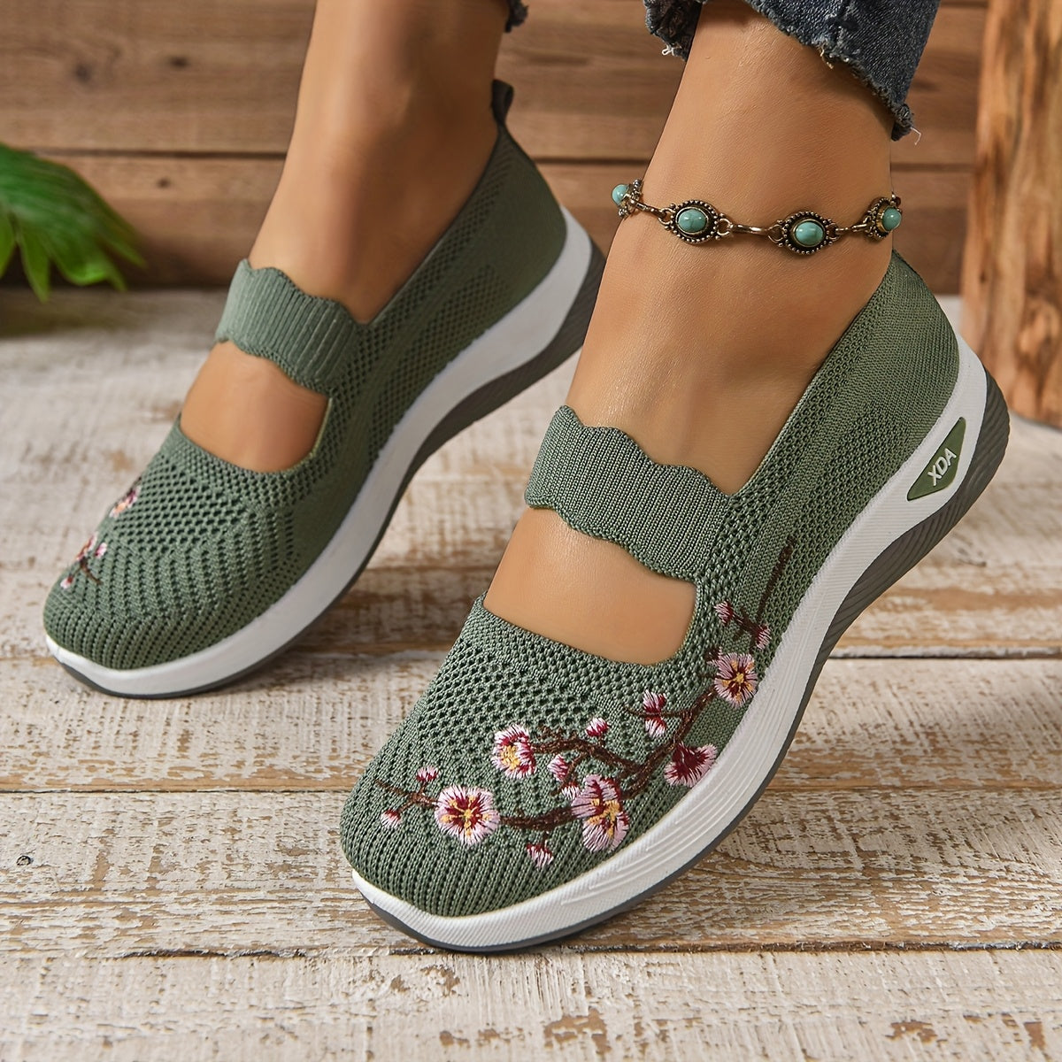 Comfortabele dames instapschoenen met bloemenborduursel en verhoogde zool – FLORÉLIA STEP - Glamorix