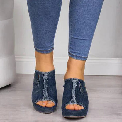Dames sleehak mules met open teen en denimlook – DARIA DENIM - Glamorix