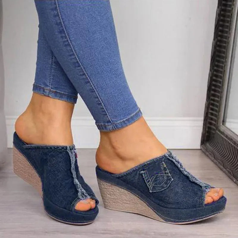 Dames sleehak mules met open teen en denimlook – DARIA DENIM - Glamorix