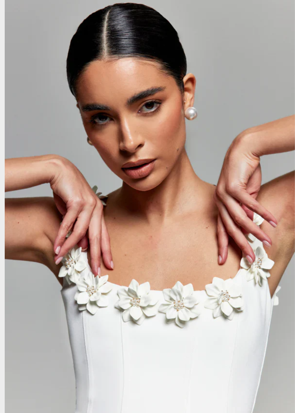 Mouwloze dames minijurk met bloemendetail bij de hals – FLORÉLIA - Glamorix