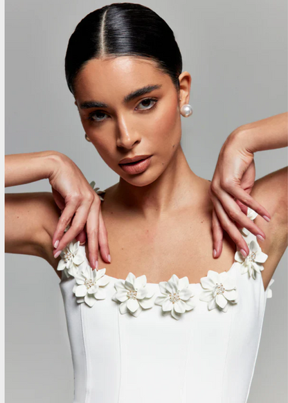 Mouwloze dames minijurk met bloemendetail bij de hals – FLORÉLIA - Glamorix