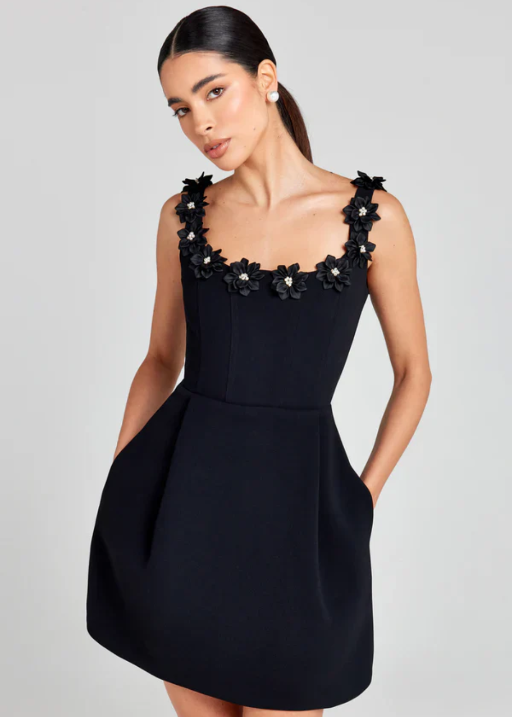 Mouwloze dames minijurk met bloemendetail bij de hals – FLORÉLIA - Glamorix