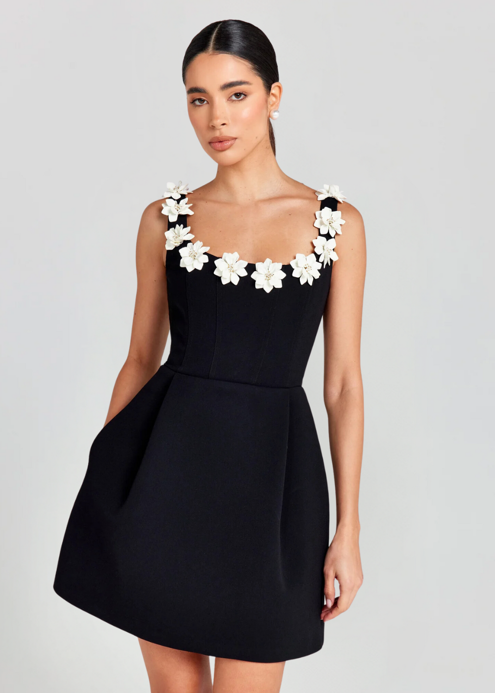 LYNNA – Mouwloze mini-jurk met florale halslijnaccenten