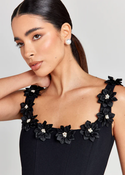 LYNNA – Mouwloze mini-jurk met florale halslijnaccenten
