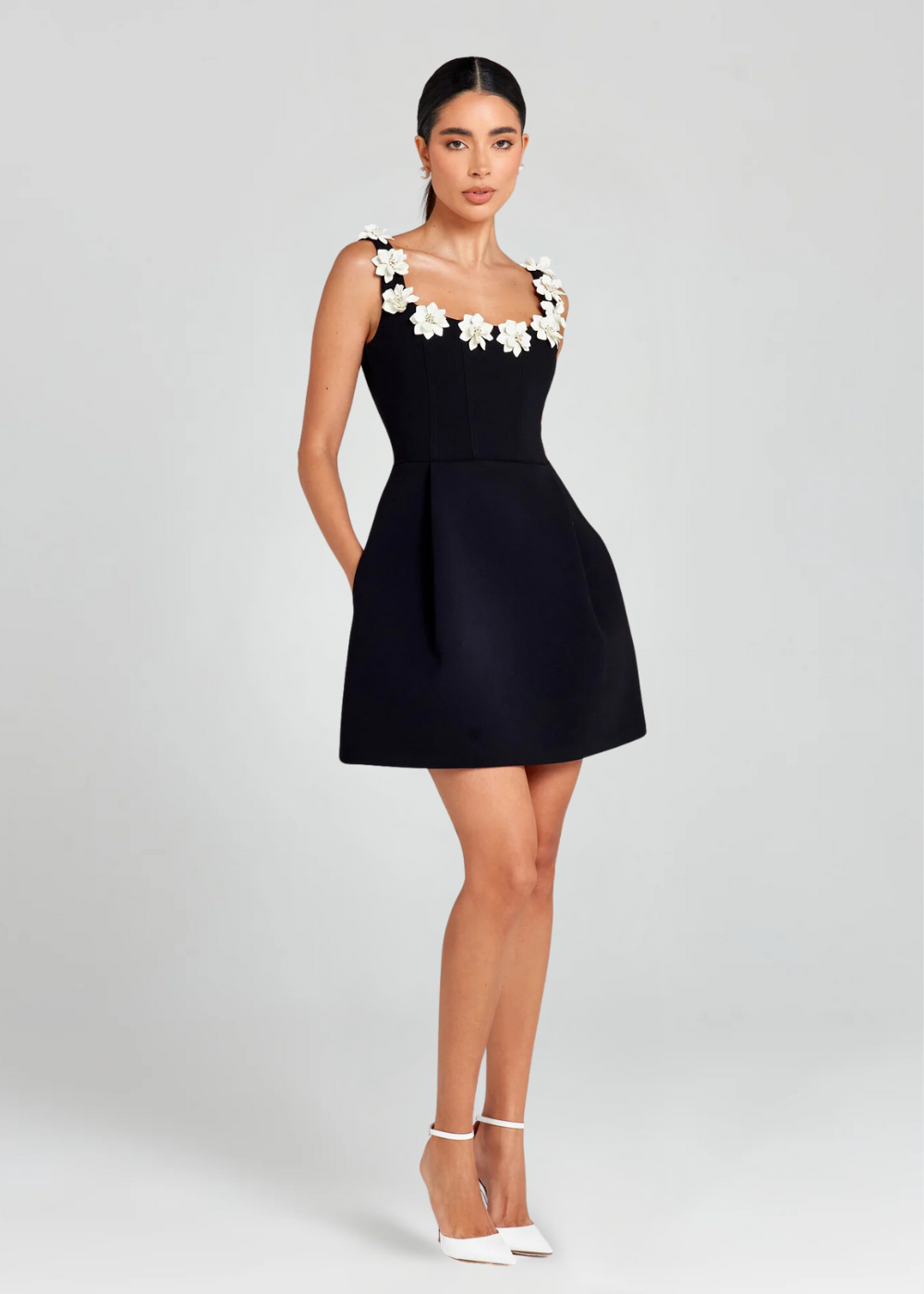 Mouwloze dames minijurk met bloemendetail bij de hals – FLORÉLIA - Glamorix