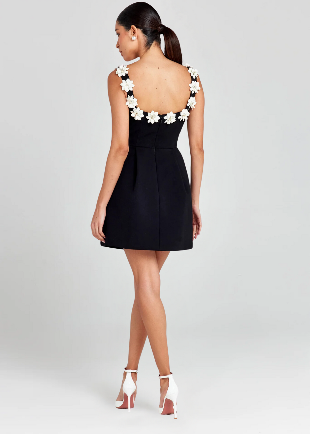 Mouwloze dames minijurk met bloemendetail bij de hals – FLORÉLIA - Glamorix