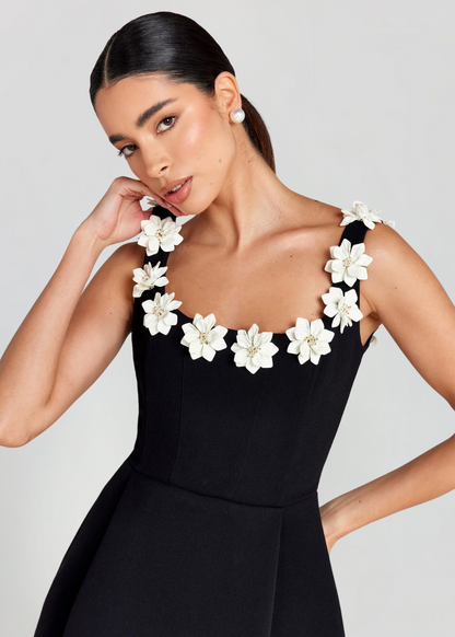 LYNNA – Mouwloze mini-jurk met florale halslijnaccenten