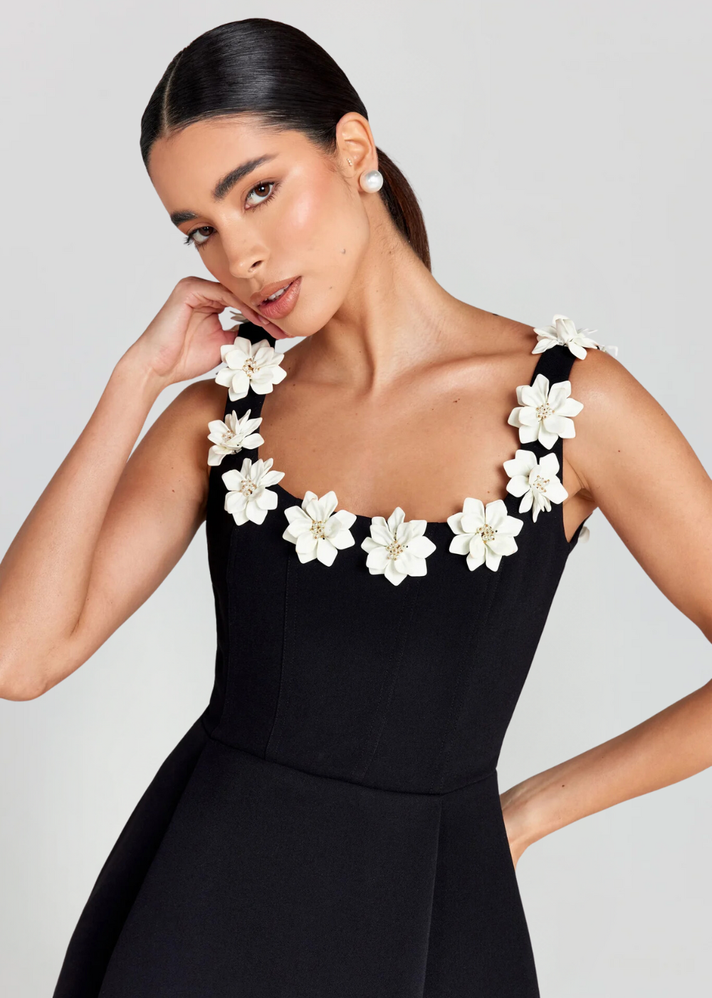 Mouwloze dames minijurk met bloemendetail bij de hals – FLORÉLIA - Glamorix