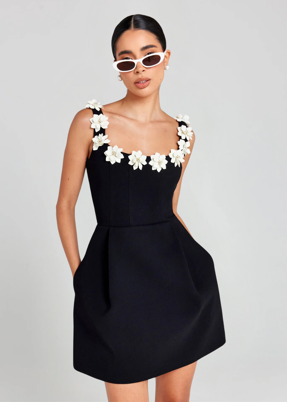 Mouwloze dames minijurk met bloemendetail bij de hals – FLORÉLIA - Glamorix