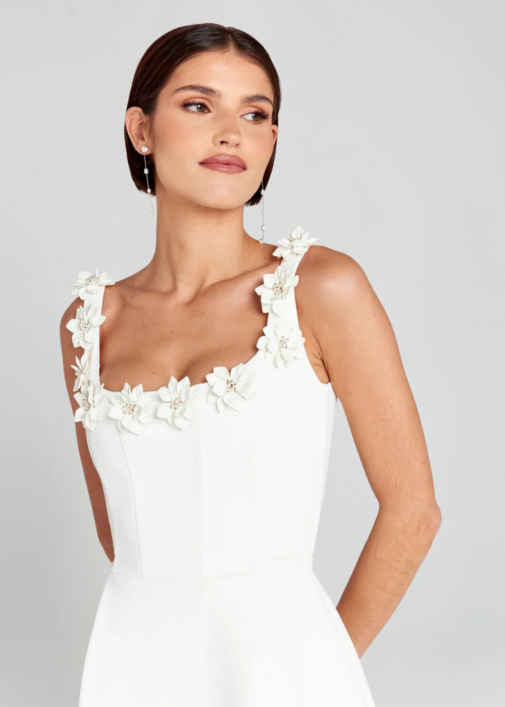 Mouwloze dames minijurk met bloemendetail bij de hals – FLORÉLIA - Glamorix