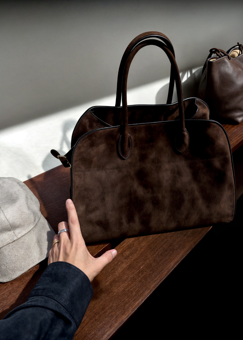 Elegante suède schoudertas voor dames met tijdloos design – LUNAYA - Glamorix