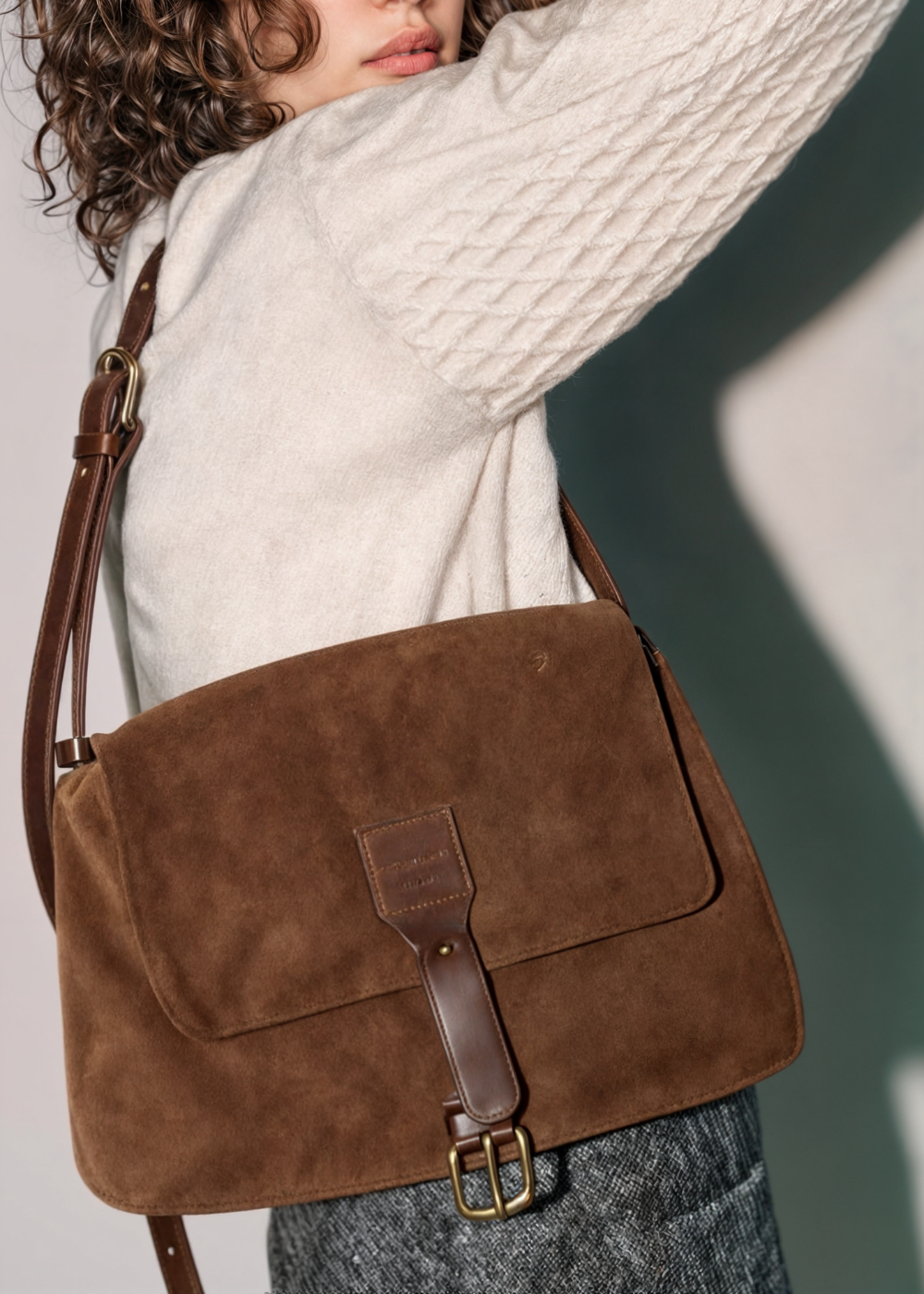 Stijlvolle suède crossbody tas met gespsluiting – ISABELLA