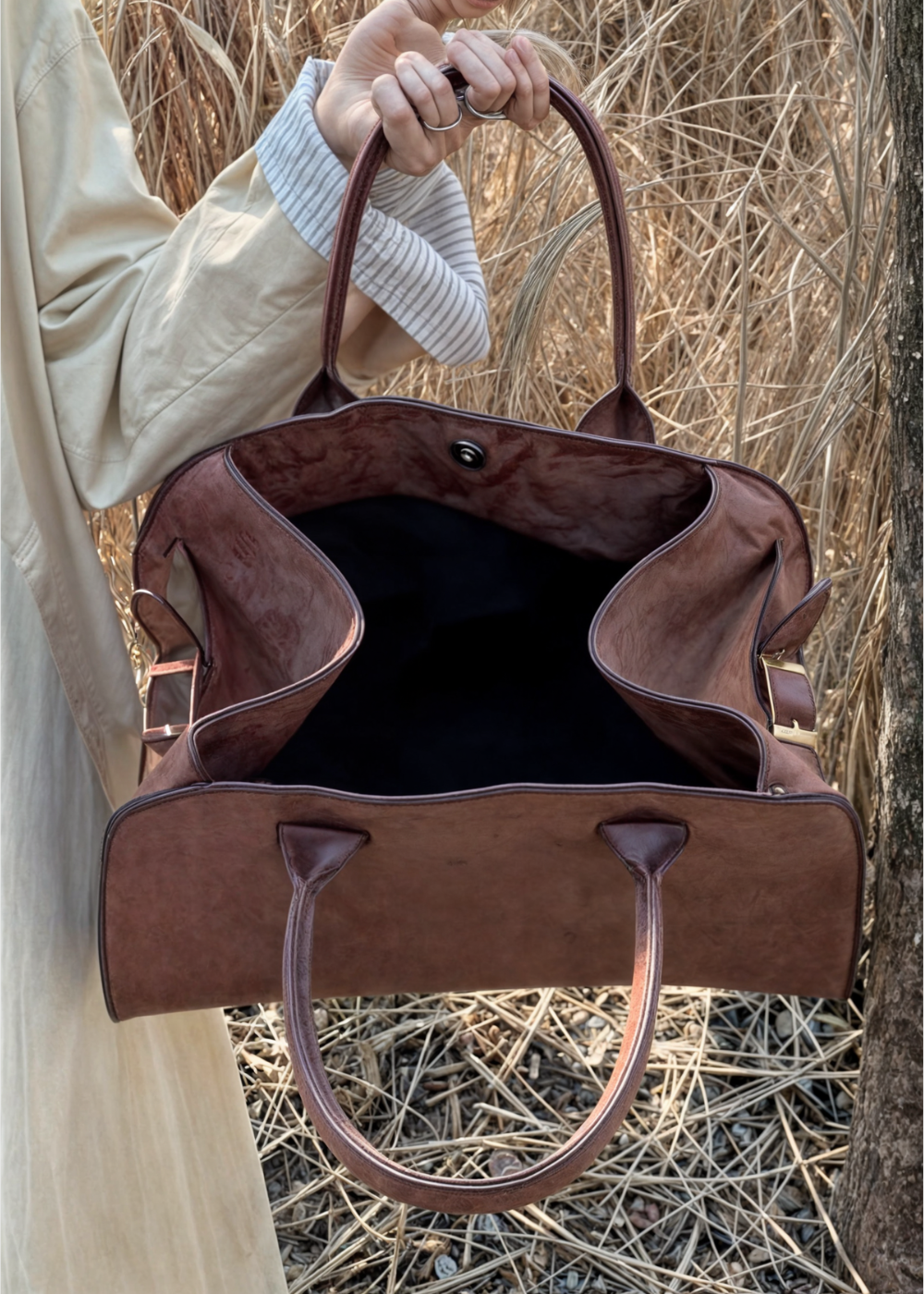 Ruime dames handtas met gestructureerd design en moderne uitstraling – MAIRIN - Glamorix