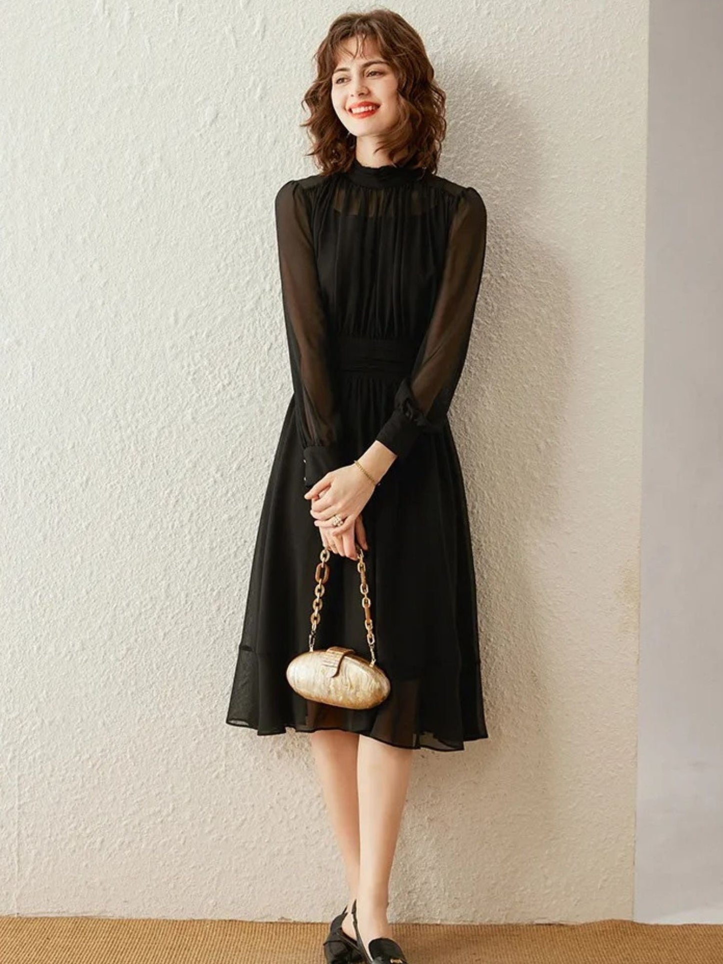 Elegante midi-jurk met hoge hals en transparante mouwen – LUMINA GRACE - Glamorix