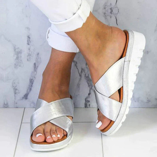 Lichtgewicht zomersandalen met gekruiste bandjes – LUNARIA - Glamorix
