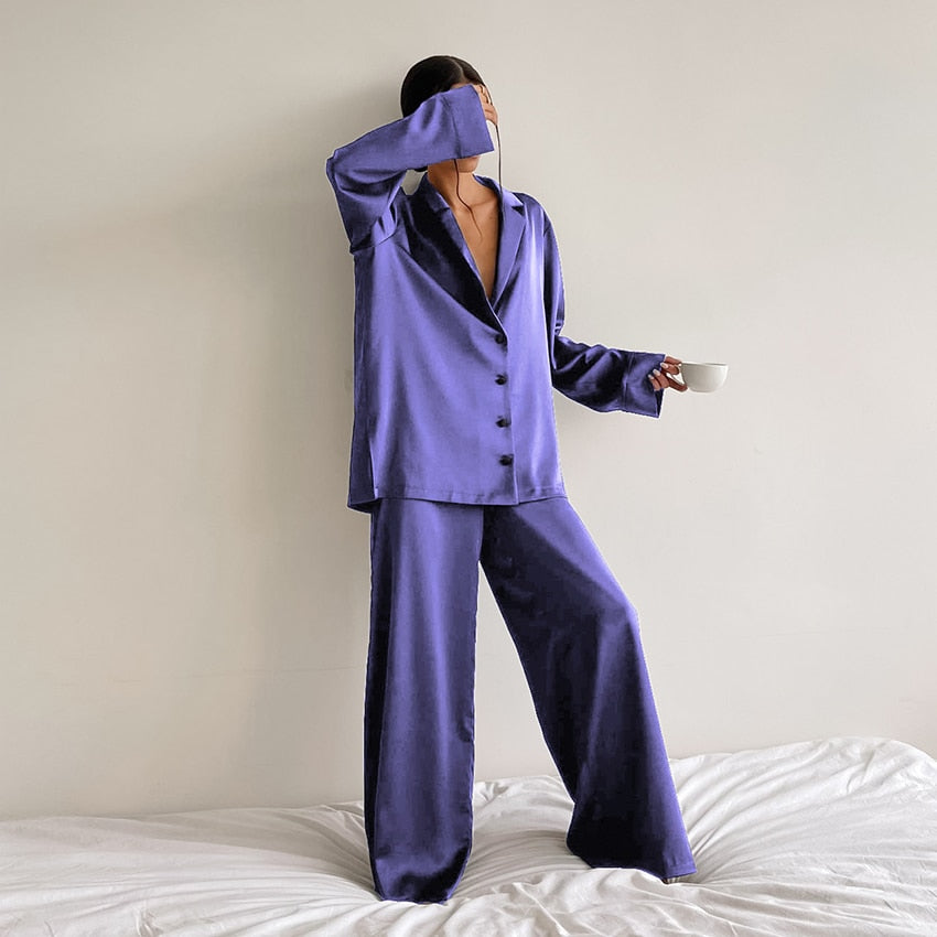 Oversized satijnen dames pyjamaset met luxe uitstraling – BELVA NOIR - Glamorix