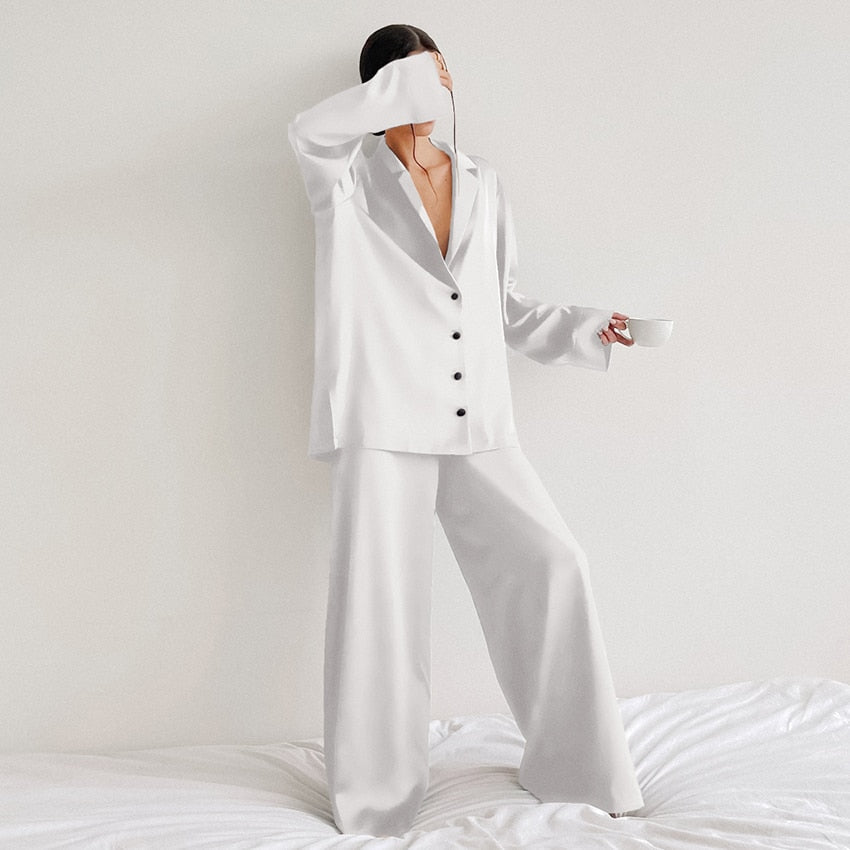 Oversized satijnen dames pyjamaset met luxe uitstraling – BELVA NOIR - Glamorix