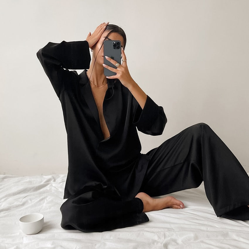 Oversized satijnen dames pyjamaset met luxe uitstraling – BELVA NOIR - Glamorix