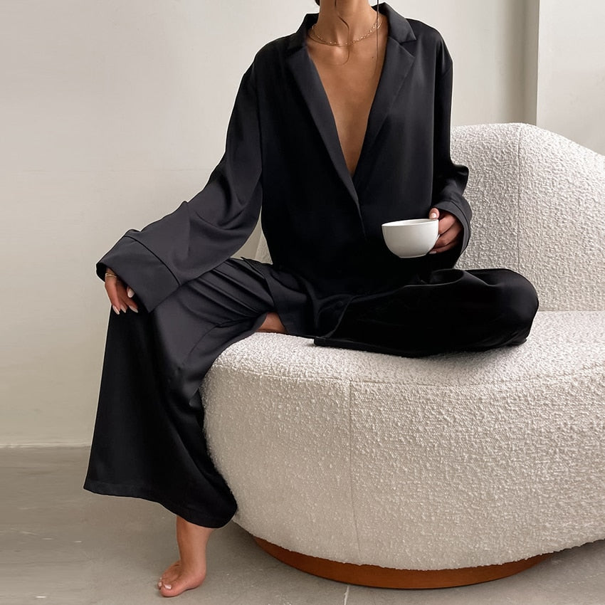 Oversized satijnen dames pyjamaset met luxe uitstraling – BELVA NOIR - Glamorix