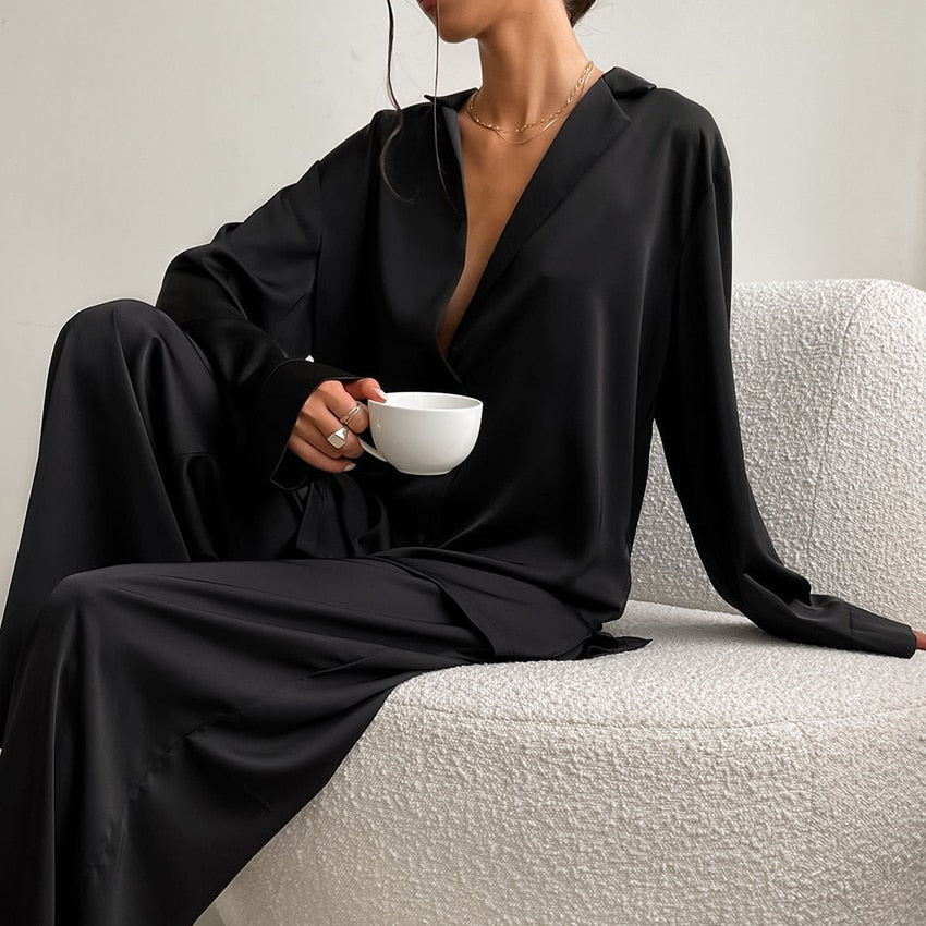 Oversized satijnen dames pyjamaset met luxe uitstraling – BELVA NOIR - Glamorix