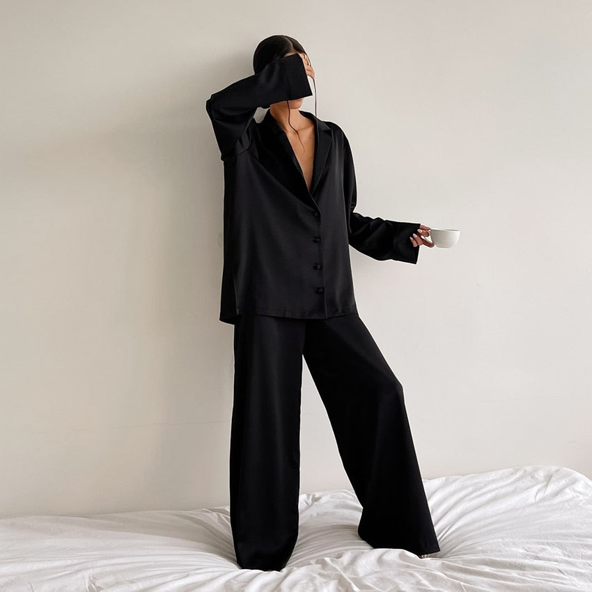 Oversized satijnen dames pyjamaset met luxe uitstraling – BELVA NOIR - Glamorix