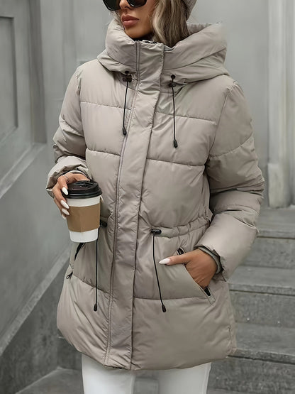 Halflange outdoorjas met capuchon en tailleband – NOVAWEAR - Glamorix
