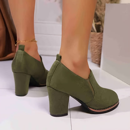 Deze instapschoen is een loafer met blokhak en afgeronde neus en een decoratieve lus voor heren – LUMIR - Glamorix
