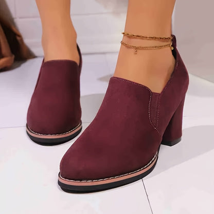 Deze instapschoen is een loafer met blokhak en afgeronde neus en een decoratieve lus voor heren – LUMIR - Glamorix