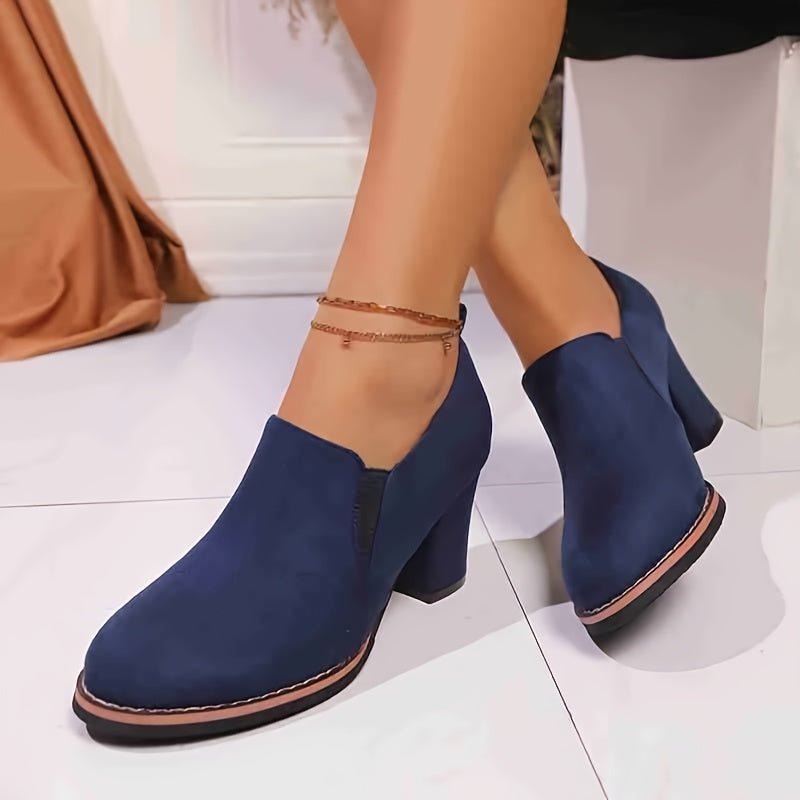 Deze instapschoen is een loafer met blokhak en afgeronde neus en een decoratieve lus voor heren – LUMIR - Glamorix