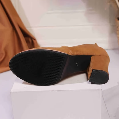 Deze instapschoen is een loafer met blokhak en afgeronde neus en een decoratieve lus voor heren – LUMIR - Glamorix