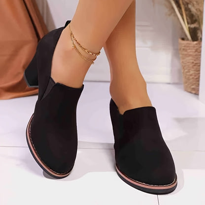 Deze instapschoen is een loafer met blokhak en afgeronde neus en een decoratieve lus voor heren – LUMIR - Glamorix