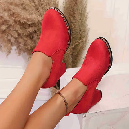 Deze instapschoen is een loafer met blokhak en afgeronde neus en een decoratieve lus voor heren – LUMIR - Glamorix