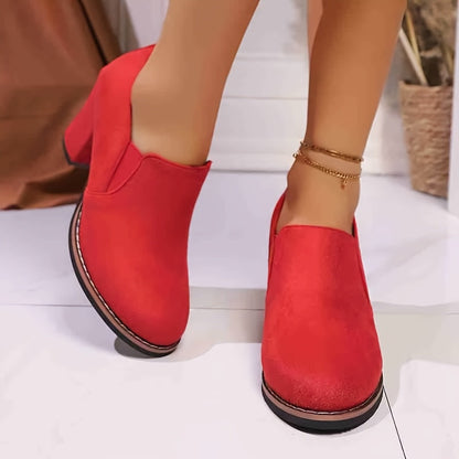 Deze instapschoen is een loafer met blokhak en afgeronde neus en een decoratieve lus voor heren – LUMIR - Glamorix